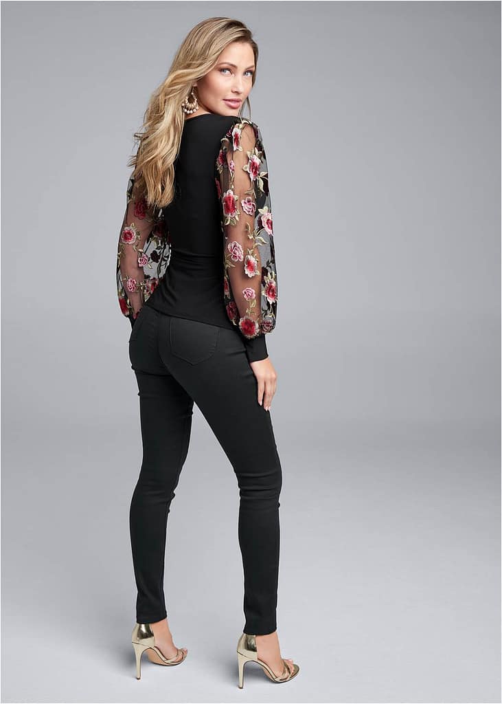 EMBROIDERED SLEEVE TOP